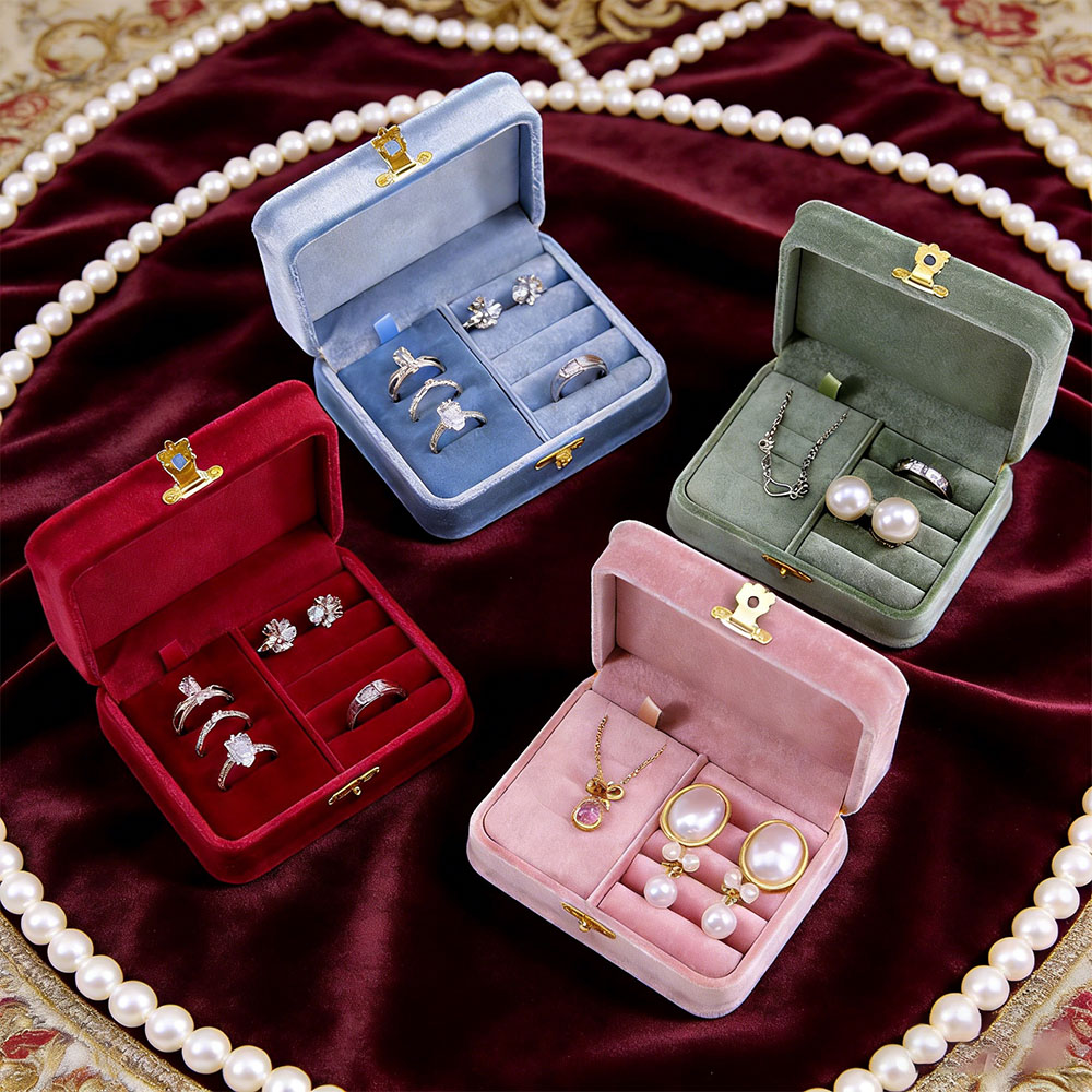 Velvet Jewelry Box - กล่องเครื่องประดับกำมะหยี่แบบปรับแต่งได้ มาพร้อมกับตัวล็อกสำหรับคาดเอว ใช้เก็บแหวนและต่างหูวินเทจ สามารถปรับแต่งชื่อได้ เหมาะเป็นของขวัญสำหรับเพื่อนในการเดินทาง